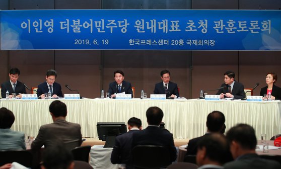 더불어민주당 이인영 원내대표(왼쪽 세 번째)가 19일 오전 서울 태평로 한국프레스센터에서 열린 관훈클럽 초청 토론회에서 발언하고 있다. [연합뉴스]