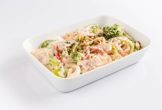 에어부산이 부산 고래사어묵과 개발한 어묵까르보나라(크림파스타). [사진 에어부산]