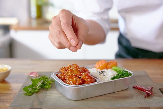 에어아시아는 방송인 겸 셰프인 홍석천이 개발한 닭강정을 기내에서 판매한다. [사진 에어아시아]