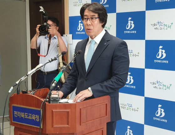 하영민 전북교육청 학교교육과장이 20일 교육청 브리핑룸에서 "평가 결과 전주 상산고가 79.61점을 얻어 자사고 지정 취소 절차에 들어가게 된다"고 말하고 있다. 김준희 기자