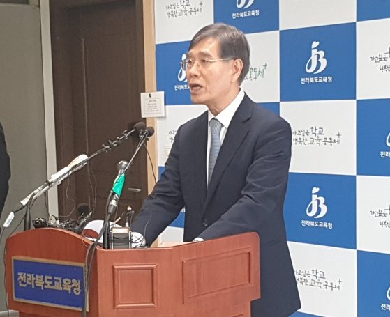 박삼옥 전주 상산고 교장이 20일 전북교육청 브리핑룸에서 "타 시·도에서 70점 받은 학교는 자사고가 유지되는데 79.61점을 받은 상산고는 전북에 있다는 이유로 그 지위를 박탈하는 건 부당하다"며 "행정소송 및 가처분신청 등 법적 구제 수단을 강구하겠다"고 말했다. 김준희 기자