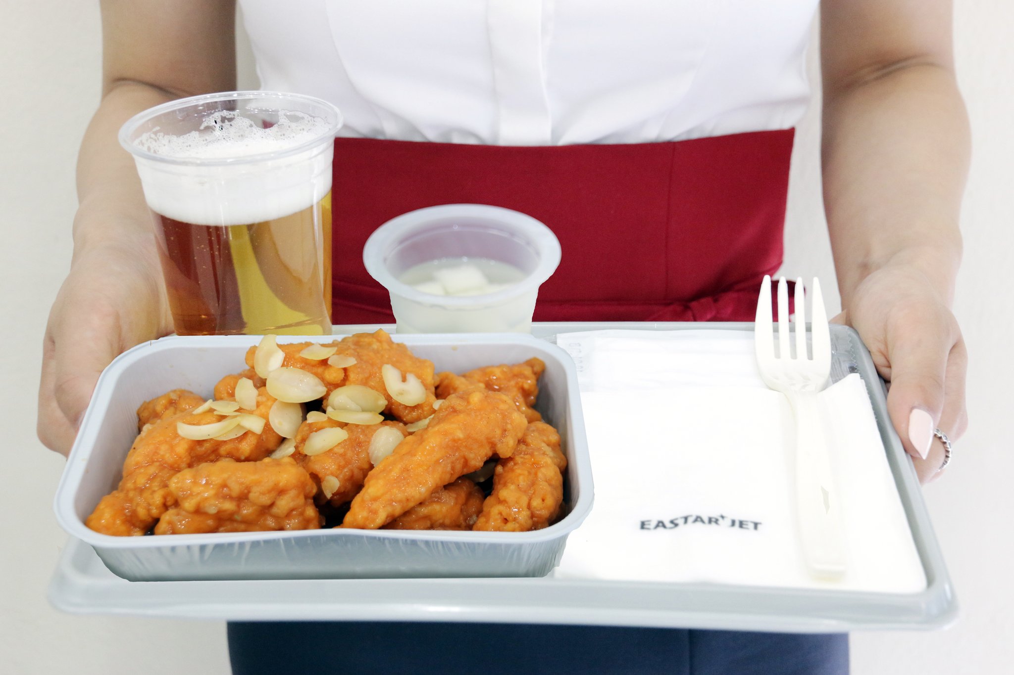 요즘 저비용항공에서는 별의별 음식을 맛볼 수 있다. 치맥부터 떡볶이·크림파스타까지, 국내 저비용항공사는 20개 이상의 메뉴를 갖췄다. 사진은 이스타항공의 BBQ 치킨 강정. [사진 이스타항공]