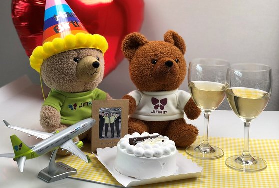 진에어는 신혼여행객, 생일 맞은 탑승객을 대상으로 와인과 케이크로 구성된 '스페셜 밀'을 판다. [사진 진에어]