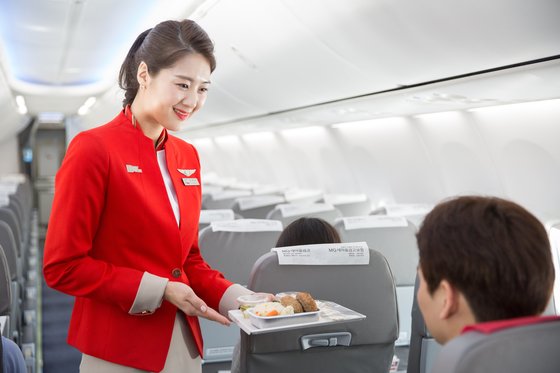저비용항공은 기본 운임에 기내식이 포함돼 있지 않다. 대신 고객이 취향에 맞는 음식을 고를 수 있도록 다양한 선택권을 제공한다. [사진 티웨이항공]