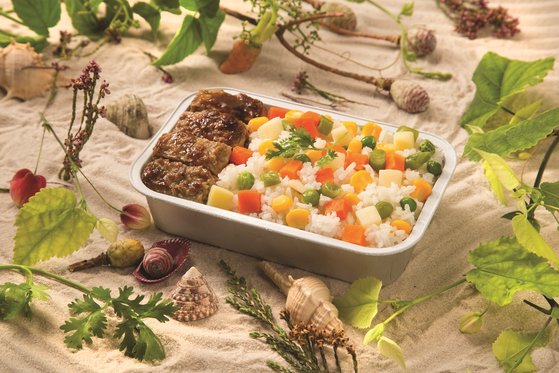 비엣젯항공에서 맛볼 수 있는 '소고기 밥'. 베트남 사람들이 좋아하는 롯데리아가 만든 메뉴다. [사진 비엣젯항공]