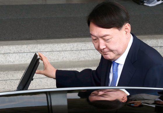 문재인 정부의 두 번째 검찰총장 후보자로 지명된 윤석열(59·사법연수원 23기) 서울중앙지검장이 17일 오후 검찰 청사를 나서고 있다. 윤 후보자는 취재진에게 ’무거운 책임감을 느낀다“며 ’여러 가지 잘 준비하겠다“는 소감을 밝혔다. [임현동 기자]