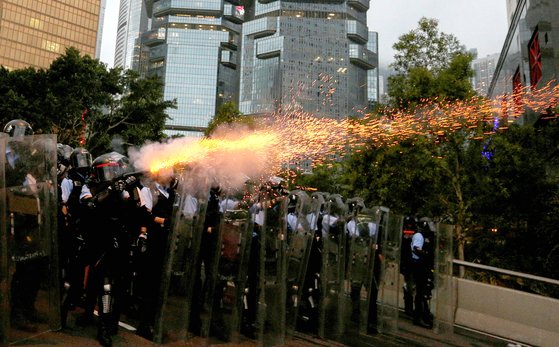 홍콩 진압경찰이 지난 12일 시민들을 향해 최루탄을 발사하고 있다.[로이터=연합뉴스]