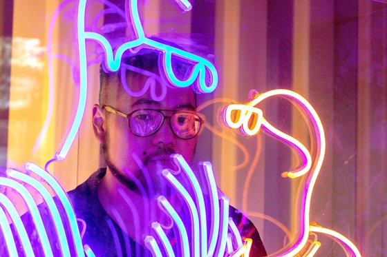 바디우카오가 지난 5월28일 호주 멜버른에 있는 작업실에서 포즈를 취하고 있다.[연합뉴스]