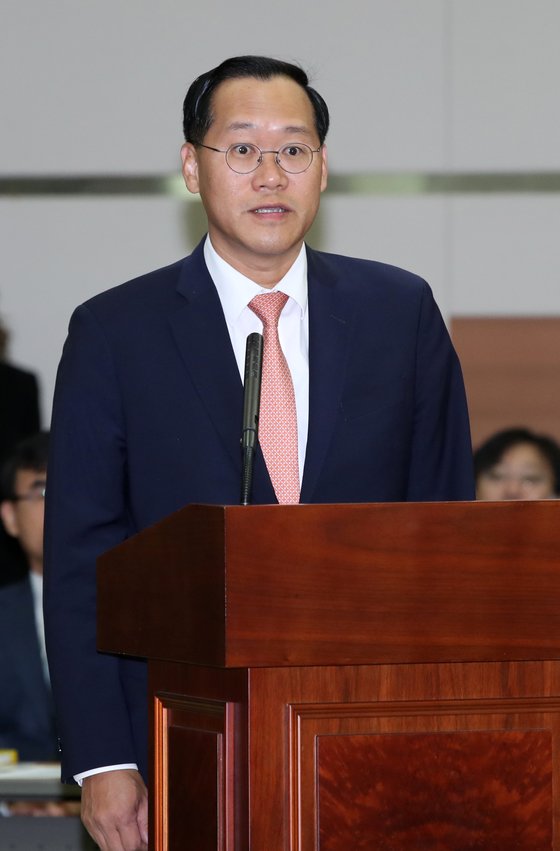 문재인 정부를 겨냥한 첫 적폐수사를 지휘했던 한찬식 서울 동부지검장의 모습. 사진은 지난해 10월 19일 서울고등검찰청에서 열린 국회 법제사법위원회 검찰 국정감사에서 한 검사장이 인사말을 하는 모습. [뉴스1]