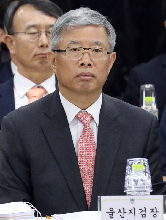 송인택 울산지검장이 지난해 10월 16일 오후 부산고등검찰청에서 열린 '2018 국정감사'에서 의원들의 질의를 듣고있다. [뉴스1]