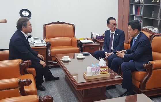 26일 오후 서울 여의도 국회 여상규 법제사법위원회 위원장실에서 여·야 3당 법사위 간사들이 회동을 갖고 있다. 왼쪽부터 송기헌 더불어민주당 간사, 김도읍 자유한국당 간사, 오신환 바른미래당 간사. 2019.6.26/뉴스1