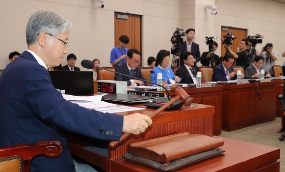 1일 국회에서 여상규 위원장 주재로 법제사법위원회 전체회의가 열리고 있다. [연합뉴스]