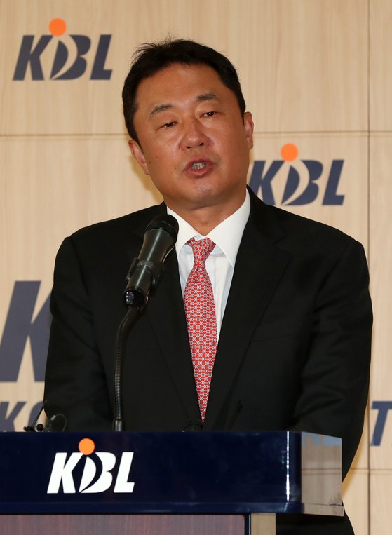 전창진 KCC 기술고문이 1일 오후 서울 강남구 KBL센터에서 재정위의 '무기한 등록 자격 불허' 철회에 따른 입장을 밝히고 있다. 전 고문은 이날 KBL 재정위의 결정으로 부산 KT 사령탑을 지냈던 2014-15시즌 이후 5년만에 KBL 무대로 공식 복귀하게 된다. [뉴스1]