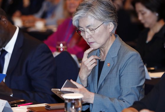 강경화 외교부 장관이 2일 서울 소공동 롯데호텔에서 열린 '제1차 여성과 함께하는 평화 국제회의'에 참석해 핸드폰을 보며 생각에 잠겨 있다. [뉴시스]