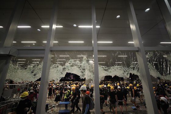 입법회 건물 유리벽을 완전히 부수고 시위대가 내부로 진입했다. [EPA]