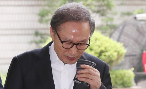 뇌물·횡령 등의 혐의로 1심에서 징역 15년을 선고받은 이명박 전 대통령이 지난달 12일 오후 서울 서초동 서울고등법원에서 열리는 속행공판에 출석하기 위해 법정으로 향하고 있다. [연합뉴스]
