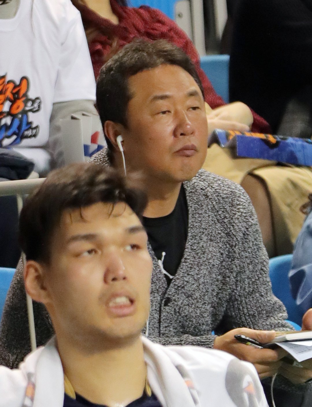 지난 3월 23일 전주실내체육관에서 열린 2018-2019 프로농구 전주 KCC와 고양 오리온의 6강 플레이오프 1차전 경기에서 전창진 KCC 기술고문이 이어폰을 착용한 채 경기를 지켜보고 있다. [뉴스1]