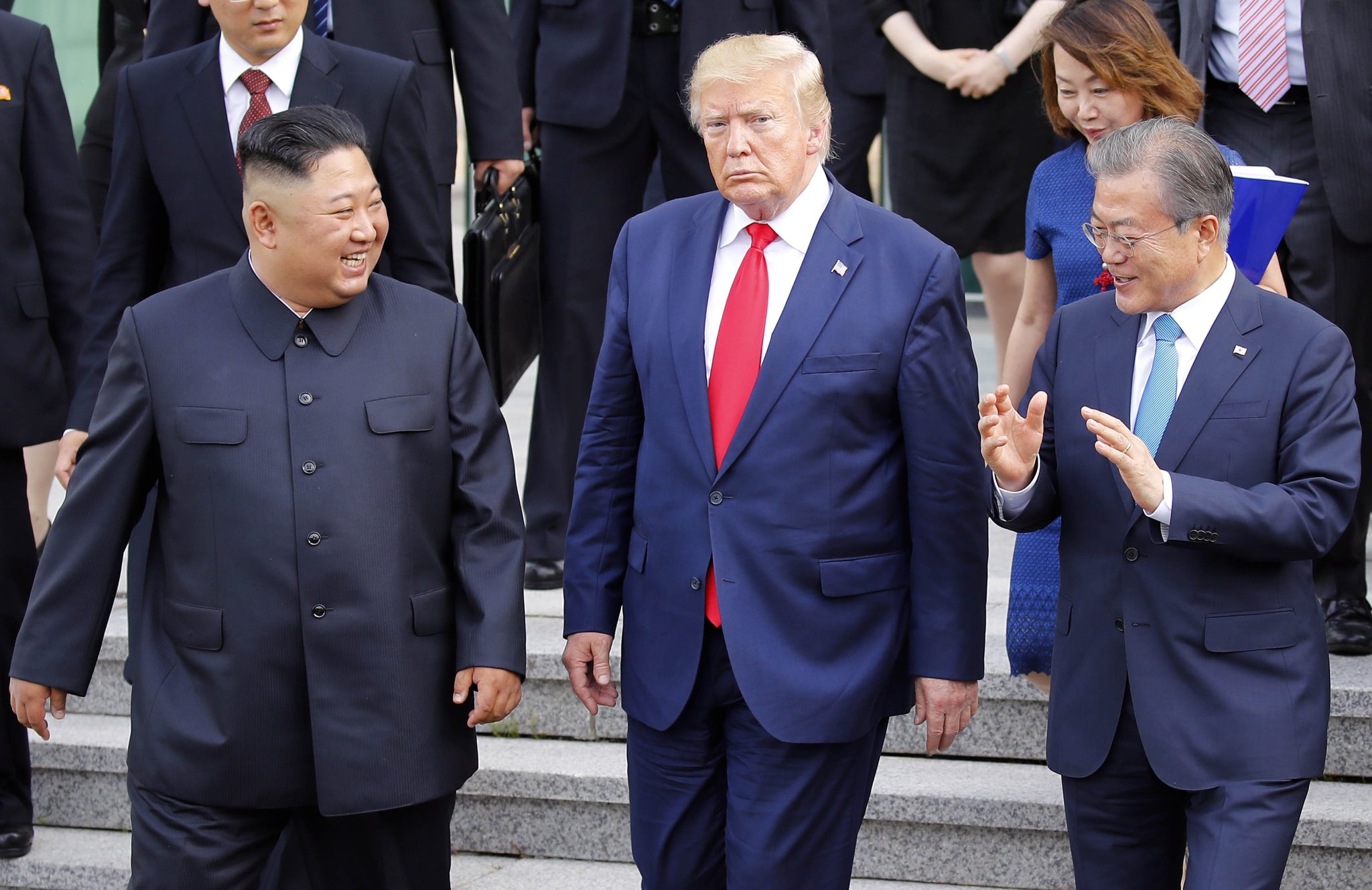 문재인 대통령과 김정은 북한 국무위원장, 도널드 트럼프 미국 대통령이 지난달 30일 경기도 파주시 판문점 공동경비구역(JSA) 자유의집에서 회담을 마친 뒤 이야기를 나누며 복귀하고 있다. 청와대사진기자단