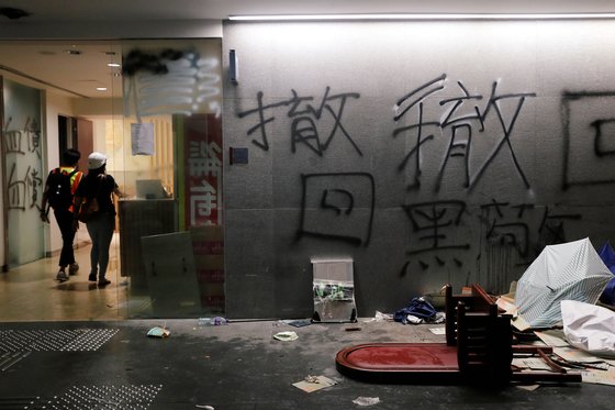 의회를 점거한 시위대가 검은 스프레이로 벽면에 글씨를 쓴 모습. [로이터=연합뉴스]