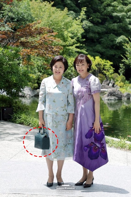 문재인 대통령 부인 김정숙 여사(왼쪽)와 아베신조 일본 총리 아내 아키에 여사. [사진 청와대 페이스북]