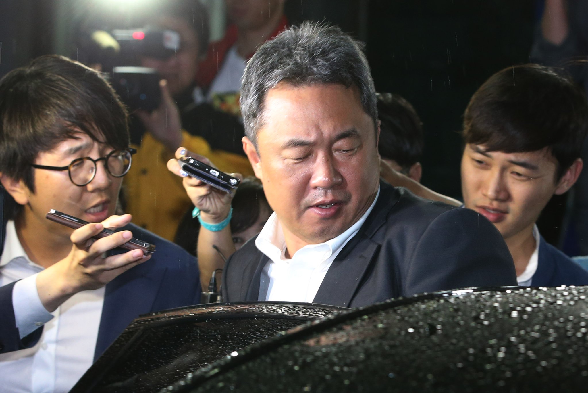 2015년 6월 26일 전창진 감독이 불법 스포츠 도박과 승부조작 의혹에 대해 서울 중부경찰서에서 피의자 신분으로 조사를 받은 뒤 귀가하는 모습. [연합뉴스]