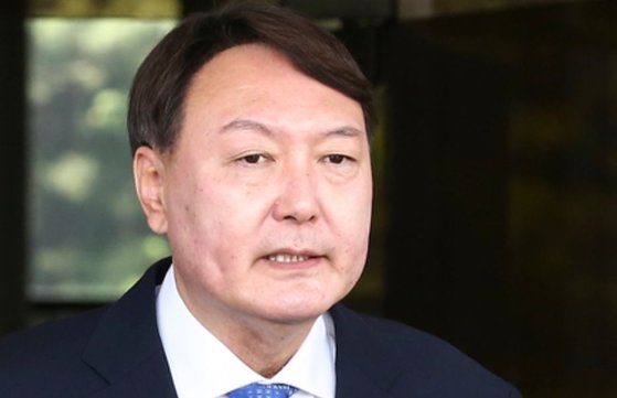 윤석열 서울중앙지검장이 지난달 17일 오전 서울 서초동 서울지검을 나서며 기자들의 질문을 받고 있다. 임현동 기자