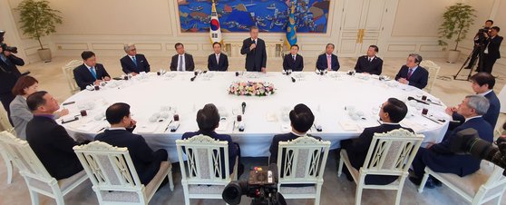 문재인 대통령이 3일 청와대 인왕실에서 열린 한국교회 주요 교단장 초청 오찬간담회에서 인사말하고 있다. 강정현 기자