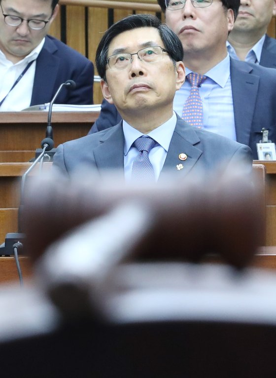 박상기 법무부 장관이 지난달 27일 국회사법개혁특별위원회에 참석해 이상민 위원장의 발언을 듣고 있다. [연합뉴스]