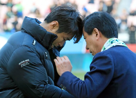 전북 고별행사에서 눈물을 흘리는 이동국(왼쪽)과 그를 다독이는 최강희 감독. 에서는 이동국처럼 최 감독을 따르며 팀의 구심점 역할을 맡을 선수가 나타나지 않았다. [뉴스1]