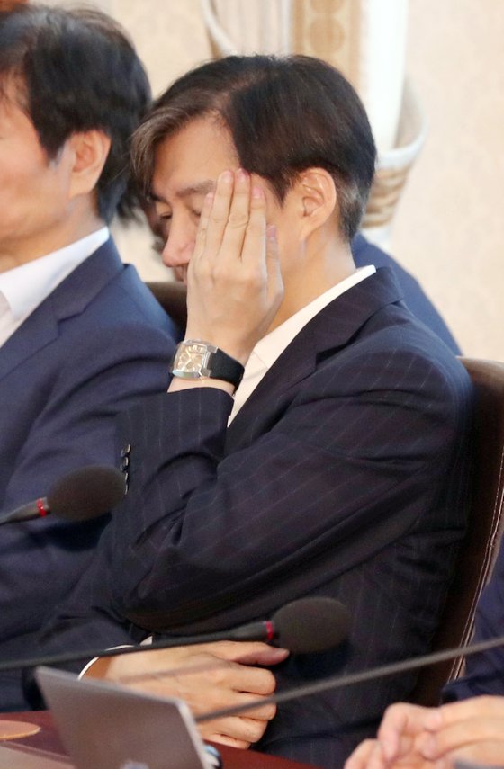 조국 민정수석이 2일 오전 청와대에서 열린 국무회의에 참석해 생각에 잠겨있다. [연합뉴스]