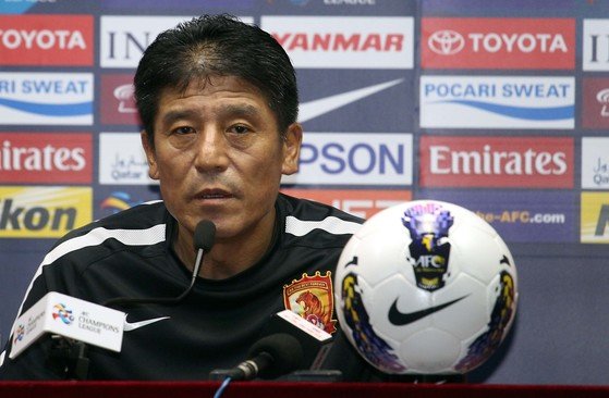 광저우 헝다 사령탑 시절 이장수 감독. 2년 6개월간 헝다를 이끌며 중국 2부리그와 1부리그 연속 우승을 이끌었다. 같은 기간 헝다를 중국 최강팀의 반열에 올려놓고도 경질당했다. [중앙포토]