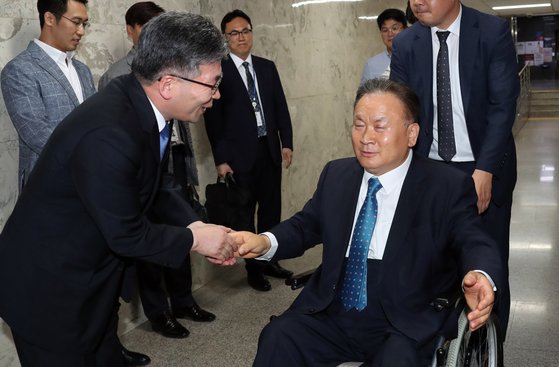 민갑룡 경찰청장(왼쪽)이 지난달 27일 오후 국회 사법개혁특별위원회 전체회의 회의장 앞에서 이상민 위원장을 만나 인사하고 있다. 변선구 기자