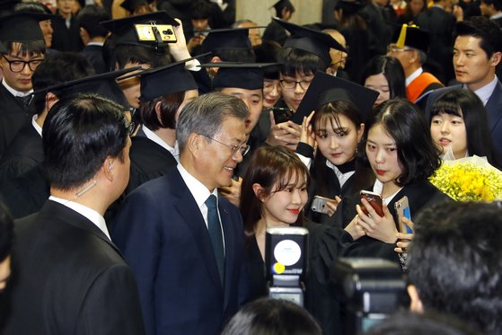 문재인 대통령이 2월 21일 오전 경기도 부천시 유한대학교에서 열린 졸업식에서 셀카 요청에 응하고 있다.현재 부천에 거주하고 있는 윤건영 실장은 이례적으로 당시 행사에 문 대통령과 동행했다. 연합뉴스