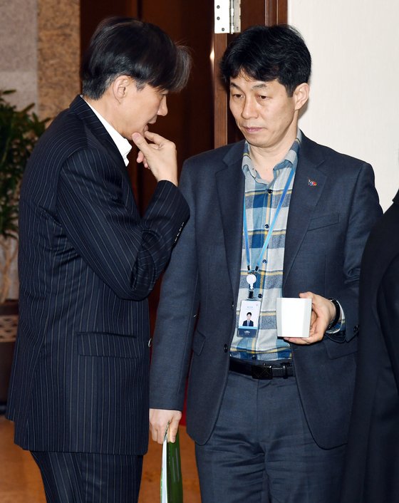 조국 민정수석(왼쪽)과 윤건영 국정기획상황실장이 1일 오전 청와대 여민관에서 열린 수석보좌관회의에 앞서 이야기를 나누고 있다. [청와대사진기자단]
