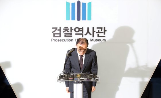 문무일 검찰총장이 지난달 25일 오전 대검찰청 검찰역사관에서 법무부 검찰 과거사위원회가 지적한 검찰 과오와 관련한 대국민 입장을 밝히며 고개를 숙이고 있다. 장진영 기자