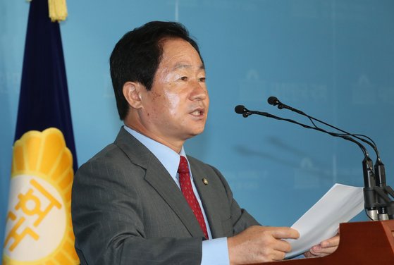 자유한국당 주광덕 의원이 5일 오전 국회 정론관에서 윤석열 검찰총장 후보자 인사청문회에 증인으로 채택된 윤우진 전 용산세무서장을 검찰에 고발할 것이라 밝혔다. [연합뉴스]