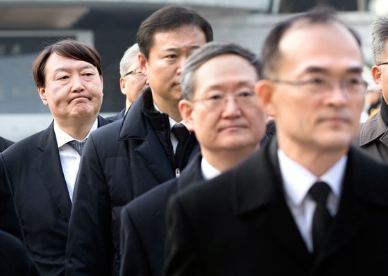 검찰총장 후보자로 지명된 윤석열 서울중앙지검장(왼쪽)이 지난 1월 국립서울현충원을 참배한 후 이동하고 있다. 오른쪽부터 문무일 검찰총장, 봉욱 전 대검 차장검사. [연합뉴스]