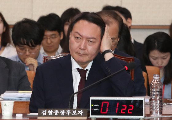 윤석열 검찰총장 후보자가 8일 국회 법제사법위원회 인사청문회장에 참석해 심각한 표정을 짓고있다. [연합뉴스]