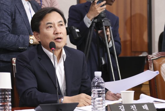 윤석열 검찰총장 후보자의 인사청문회가 8일 국회 법제사법위원회 전체회의장에서 열렸다. 김진태 자유한국당 의원이 발언하고 있다. 임현동 기자