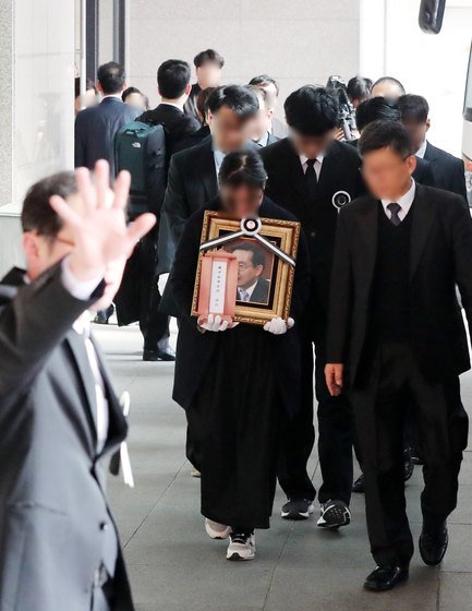 2017년 11월 8일 서울성모병원 장례식장에서 고(故) 변창훈 서울고검 검사의 발인식이 진행되고 있다. 고 변창훈 검사는 '국가정보원 댓글 수사' 은폐 의혹과 관련해 영장실질심사를 앞둔 지난 6일 서초동의 변호사 사무실 건물 4층에서 투신, 인근 병원으로 이송돼 치료를 받던 중 사망했다. [뉴스1]