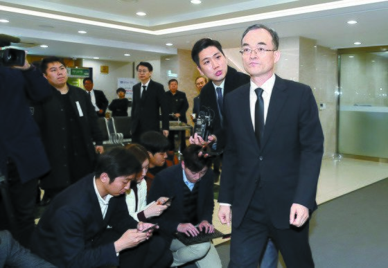 문무일 검찰총장이 2017년 11월 6일 서초구 서울성모병원 장례식장에 차려진 변창훈 검사의 빈소를 조문하고 있다. [연합뉴스]