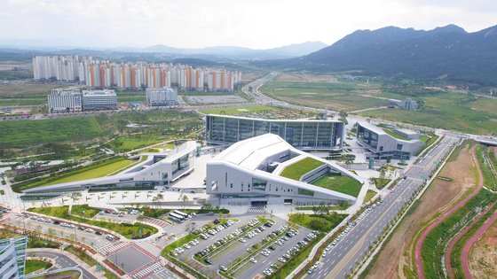충남 예산군과 홍성군 사이에 건설된 충남도청이전신도시(내포신도시). 가운데 건물이 충남도청이다. 내포신도시는 2020년까지 10만명 규모의 도시로 건설한다는 계획이었으나 현재 2만5000 명 수준이다. [중앙포토]