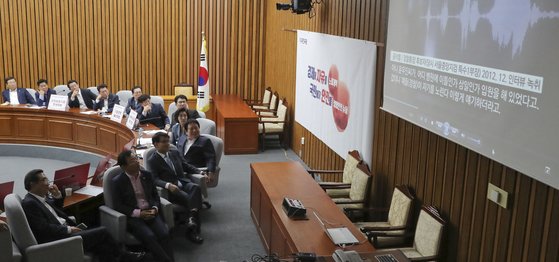 9일 국회에서 열린 자유한국당 원내대책회의에서 나경원 원내대표 등 참석자들이 윤석열 검찰총장 후보자 관련 뉴스타파 영상을 보고 있다. [연합뉴스]