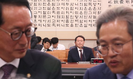 8일 국회 법제사법위원회에서 열린 윤석열 검찰총장 인사청문회에서 더불어민주당 간사인 송기헌 의원(오른쪽)과 자유한국당 간사인 김도읍 의원이 이야기하고 있다. [연합뉴스]