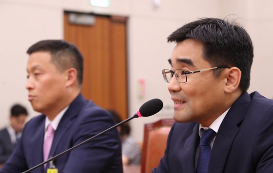 8일 국회 법제사법위원회에서 열린 윤석열 검찰총장 후보자 인사청문회에서 증인으로 채택된 강일구(왼쪽), 장우성 총경 등 경찰 관계자가 의원들의 질의에 답변하고 있다. [연합뉴스]