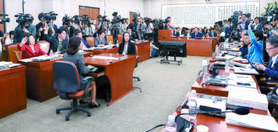 윤석열 검찰총장 후보자의 인사청문회가 8일 국회 법제사법위원회 전체회의장에서 열렸다. 사진은 여야 의원들이 설전을 벌이는 모습. 임현동 기자