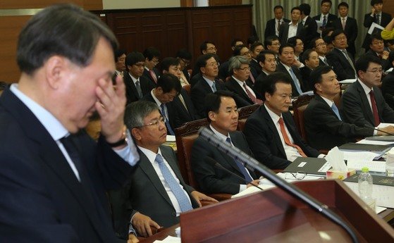 2013년 국정원 댓글사건 수사팀장이었던 윤석열 당시 여주지청장이 2013년 서울 고검 국정감사에서 당시 수사 외압에 대해 폭로하는 모습. [중앙포토]