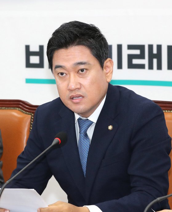 윤석열 검찰총장 후보자의 거취를 둘러싸고 여야의 대립각이 커지고 있다. 이인영 더불어민주당 원내대표(위쪽)는 10일 윤 후보자 청문보고서의 조속한 채택을 요구했지만, 야당인 나경원 자유한국당(가운데)·오신환 바른미래당 원내대표는 윤 후보자의 자진사퇴를 압박했다. [연합뉴스]