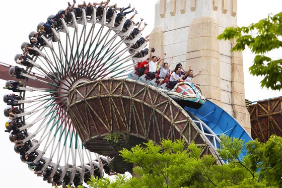 롯데월드 전체 어트랙션 가운데 가장 긴 줄이 늘어서는 아트란티스. [사진 롯데월드]