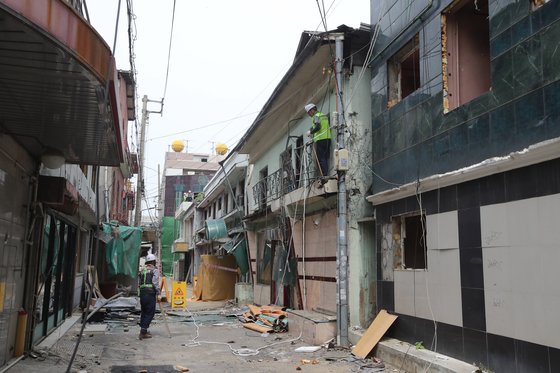 지난달 6일 대구시 중구에 있는 성매매 집결지 자갈마당 철거가 진행중이다. 송봉근 기자